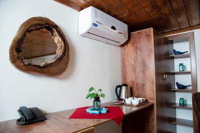 چایساز روی میز بار چوبی و یک آینه با قاب چوبی در اتاق ماهدهت سرای خان گرگان