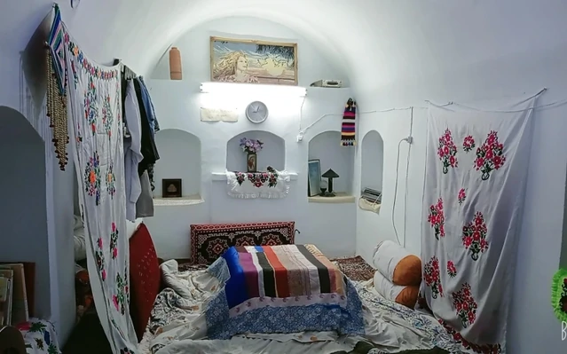 اتاق کرسی اقامتگاه بوم گردی سرای جام سمنان