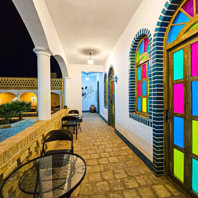 فضای حیاط اقامتگاه بومگردی عمارت سرهنگ بادرود