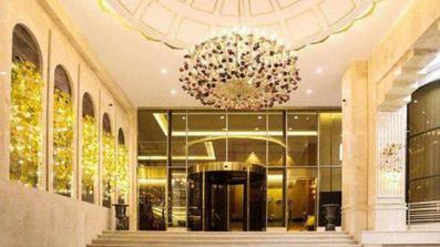 نمای مجلل ورودی هتل سارینا مشهد که پله‌های سنگی دارد و آینه‌کاری شده است