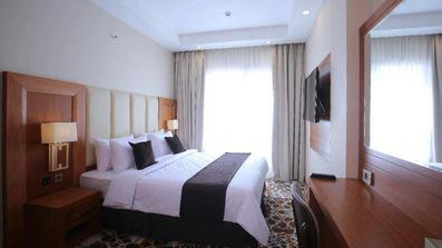 اتاق دو تخته دبل هتل سارینا مشهد با امکانات میز آرایشی، تلویزیون، پنجره به بیرون، پرده، آباژور، سرویس خواب و ...