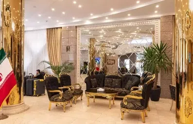 لابی مبله شده هتل سایه مشهد با مبلمان مشکی طلایی سلطنتی