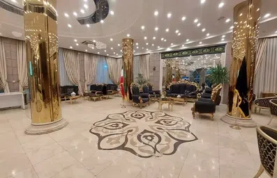 لابی هتل سایه مشهد با مبلمان تیره سلطنتی