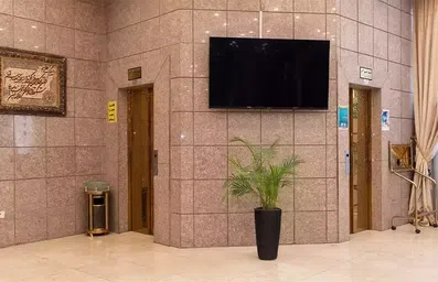 تلویزیون و آسانسور در لابی هتل سایه مشهد