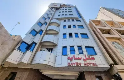 نمای ساختمان نقره ای رنگ هتل سایه مشهد از پایین