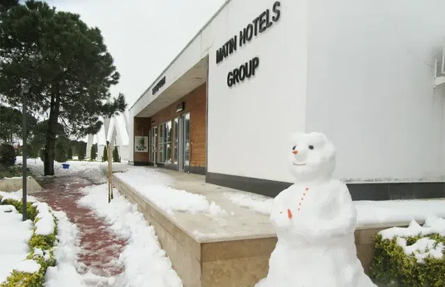 نمای سفید مجتمع سپید کنار متین بندر انزلی در برف