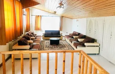 فضای مبله شده با دکور چوب در سوئیت های مجتمع اقامتی سپید کنار متین