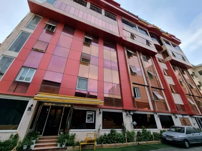 نمای رنگی هتل شبستان رشت از پایین ساختمان