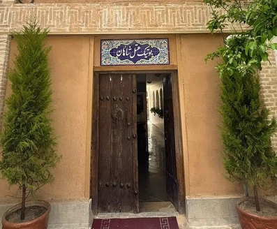 ورودی با درب چوبی اقامتگاه سنتی شاهان اصفهان