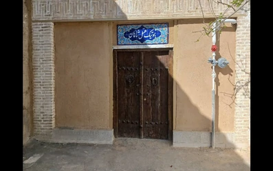 ورودی با درب چوبی اقامتگاه سنتی شاهان اصفهان