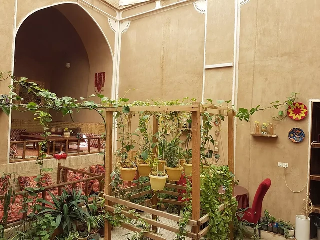 محوطه داخل اقامتگاه اقامتگاه بوم گردی شهرزاد یزد