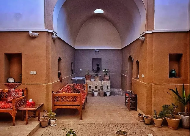 محوطه داخل اقامتگاه اقامتگاه بوم گردی شهرزاد یزد در شب