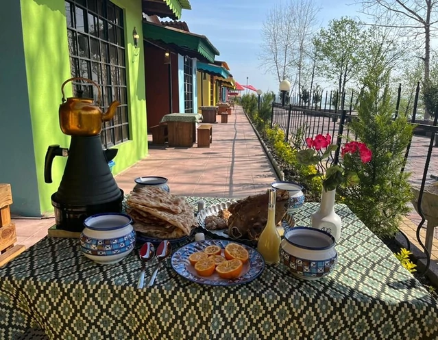 نمای سرو غذا و در فضای آزاد