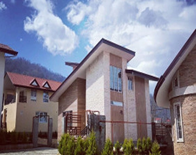 فضای مجتمع و ساحتمان در روز