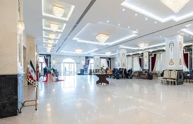 لابی بزرگ و پرنور هتل شکوه شارستان مشهد