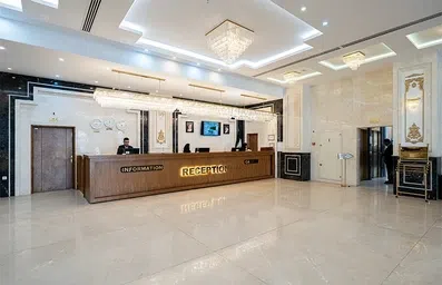 پذیرش هتل شکوه شارستان مشهد با پیشخوانی چوبی