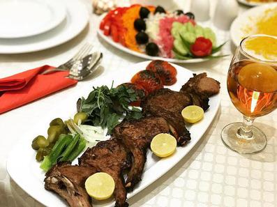 یک سیخ کباب شیشلیک همراه با دورچین سبزیجات در رستوران هتل سیب و نار یزد