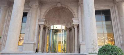 دو ستون سنگی و یک درب طلایی بزرگ در ورودی هتل سیب و نار یزد