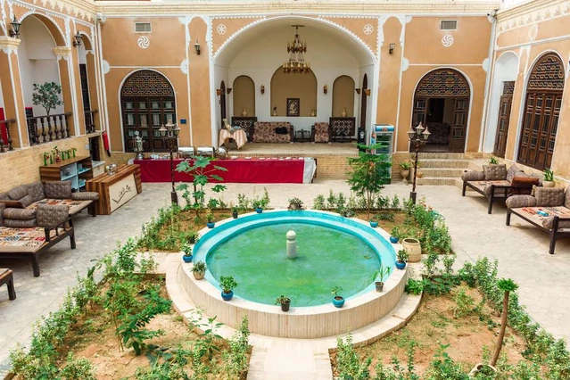 فضای هتل سنتی رز یزد با معماری سنتی