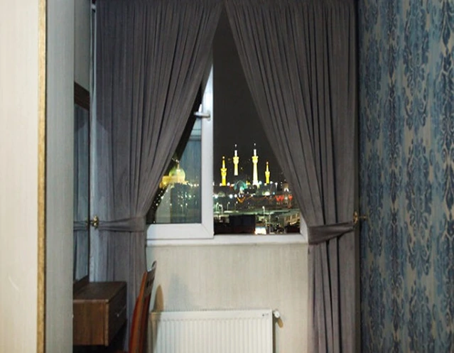 پنجره رو به حرم