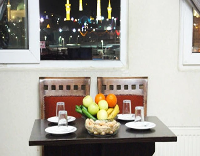 اتاق با ویو حرم و میز غذا خوری