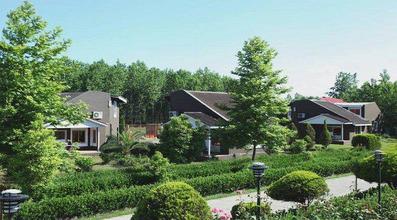 نمای بیرونی مجتمع اقامتی مهرگان صومعه‌سرا