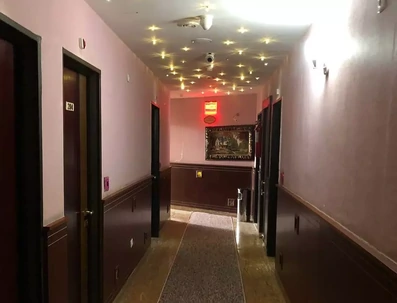 راهرو منتهی به اتاق های هتل تاج مشهد