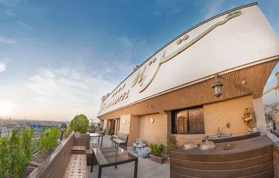 نمای تراس هتل تارا مشهد با امکان نشستن