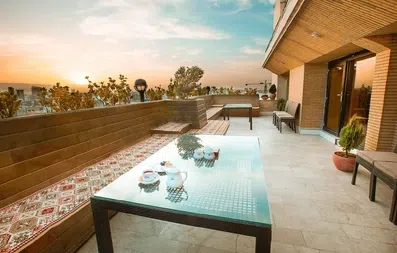 تراس عمومی هتل تارا مشهد با چشم انداز حرم و خیابان و با امکان نشستن