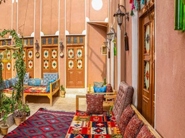 نمای حیاط سنتی با تخت