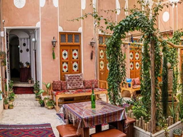 حیاط به همراه تخت سنتی