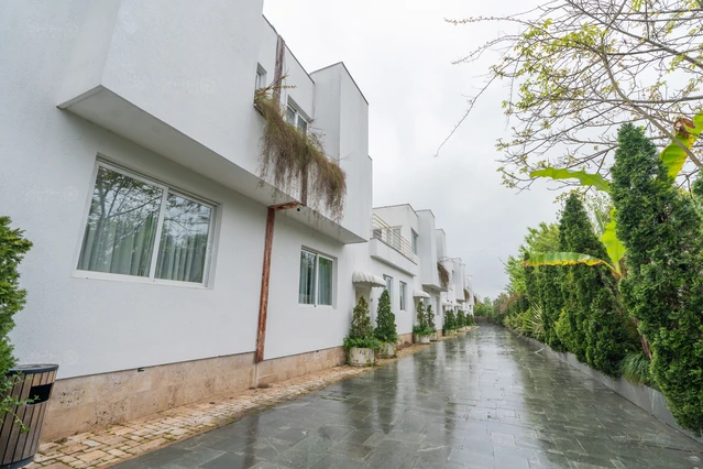 محوطه سرسبز هتل وستا تنکابن