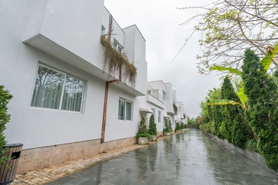 محوطه سرسبز هتل وستا تنکابن