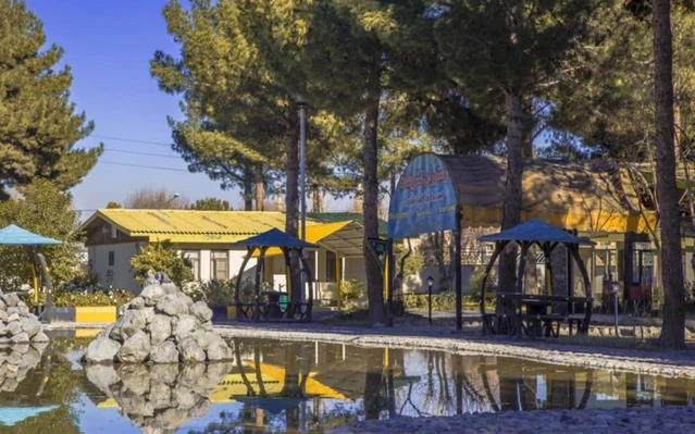 محوطه هتل ویلایی یادگار امام تهران