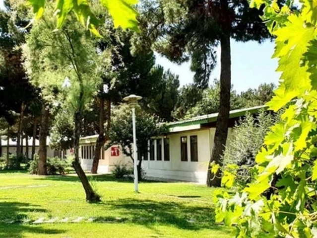 محوطه هتل ویلایی یادگار امام تهران