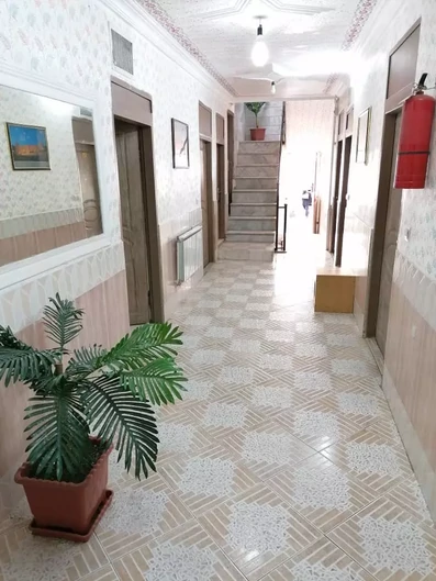 راهرو منتهی به اتاق ها مهمانپذیر زمرد بیرجند