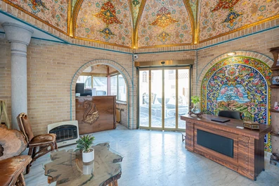 لابی و پذیرش بوتیک هتل آب میرزا مشهد با فضایی سنتی و شیک