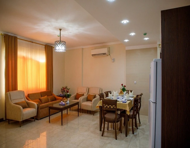 اتاق به همراه تلویزیون ومبل