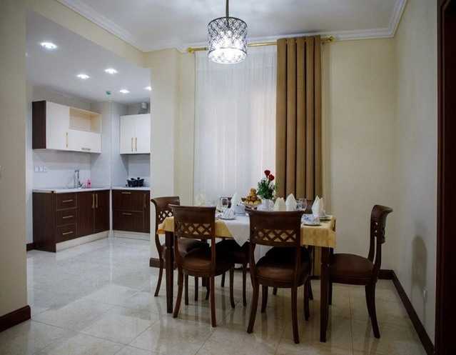 اتاق به همراره مبل و میز ناهار خوری