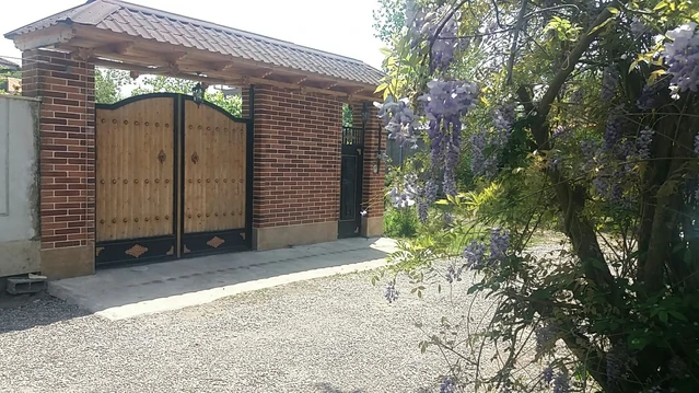 درب ورودی اقامتگاه بوم گردی باباخان بندر انزلی