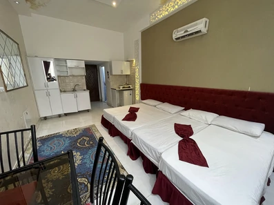 اتاق خواب دونفره با میز  ناهارخوری