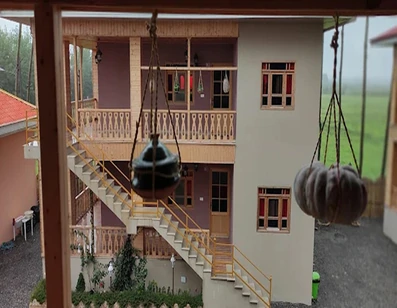 نمای روز از بالا حیاط