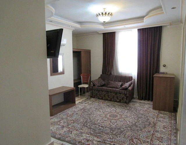 اتاق مبله با آینه و تی وی