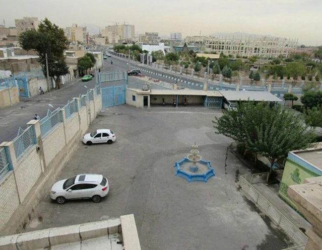 نمای روز از بالا حیاط