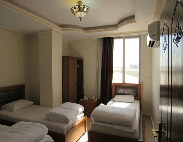 اتاق خواب دونفره مدرن و نور گیر