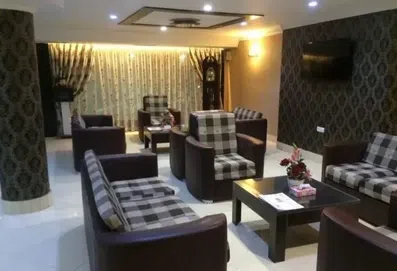 لابی هتل آپارتمان هزار و یک مشهد با مبلمان مشکی شطرنجی