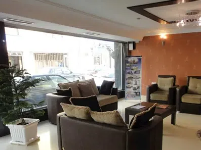 مبلمان قهوه ای در لابی هتل آپارتمان هزار و یک مشهد