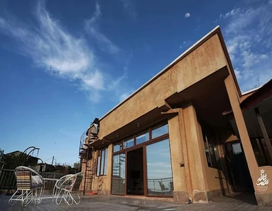 سر درب ورودی اتاق و تراس