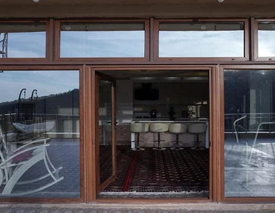 نمای داخل و بیرون اتاق