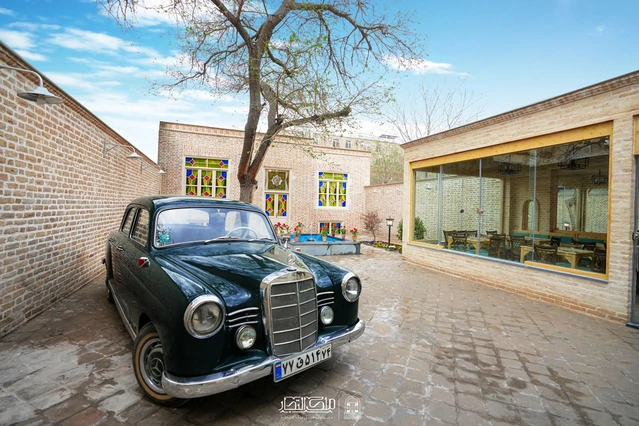 نمای کلی هتل ملک التجار مشهد